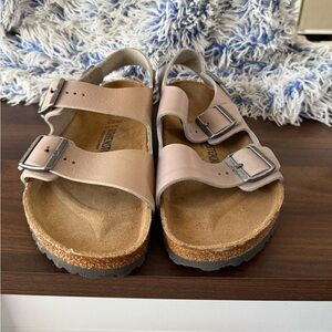 Birkenstock Milano 42R, uppers do not match exactly!!